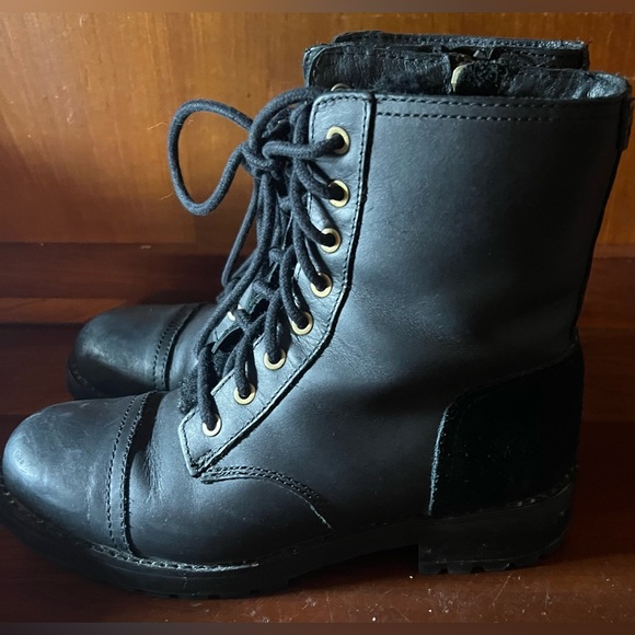 UGG KILMER EXPOSED FUR WATER-RESISTANT WOMEN BOOTS LEATHER BLACK US Sz 6 - Picture 2 of 9